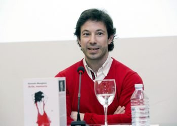El escritor valenciano Gonzalo Manglano presentó ayer en el Ateneo Mercantil su nueva novela “Arde Memoria”