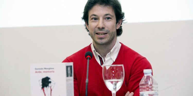 El escritor valenciano Gonzalo Manglano presentó ayer en el Ateneo Mercantil su nueva novela “Arde Memoria”