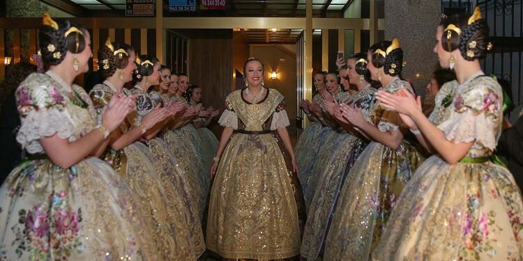 Lo que lucieron las Falleras Mayores de Valencia y sus Cortes