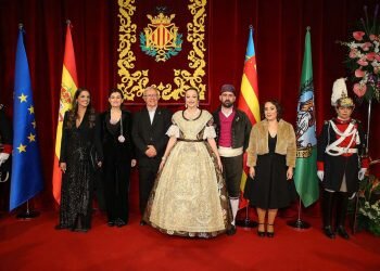 Marrón Habane, el color elegido por Rocío Gil para su espolín