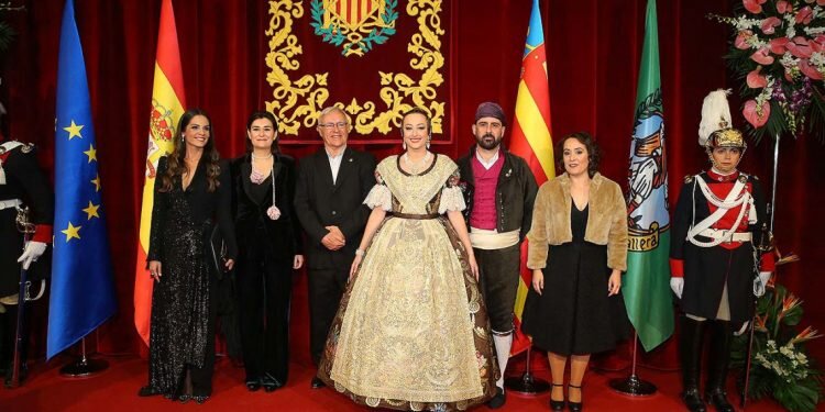 Marrón Habane, el color elegido por Rocío Gil para su espolín
