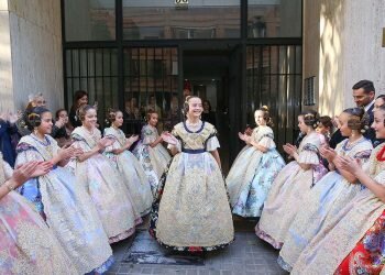 Daniela ha elegido para su espolin de Fallera Mayor Infantil un azul turquí