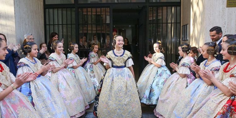 Daniela ha elegido para su espolin de Fallera Mayor Infantil un azul turquí