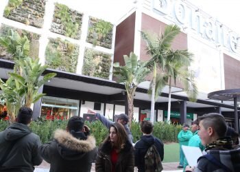 Estudiantes de jardinería visitan el proyecto medioambiental de jardín vertical de Bonaire