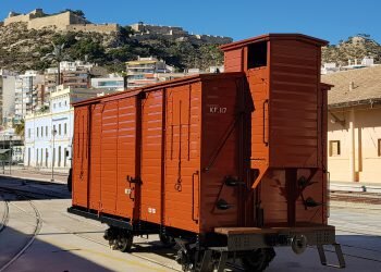 FGV restaura un antiguo vagón de mercancías que circuló durante el pasado siglo en la línea ferroviaria Carcaixent-Dénia