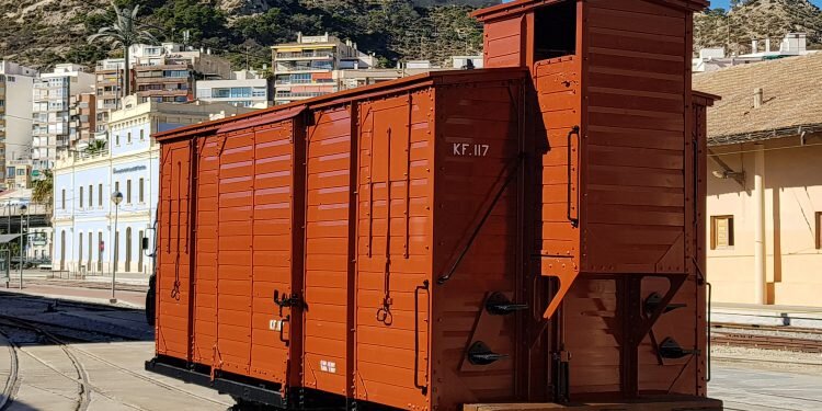 FGV restaura un antiguo vagón de mercancías que circuló durante el pasado siglo en la línea ferroviaria Carcaixent-Dénia