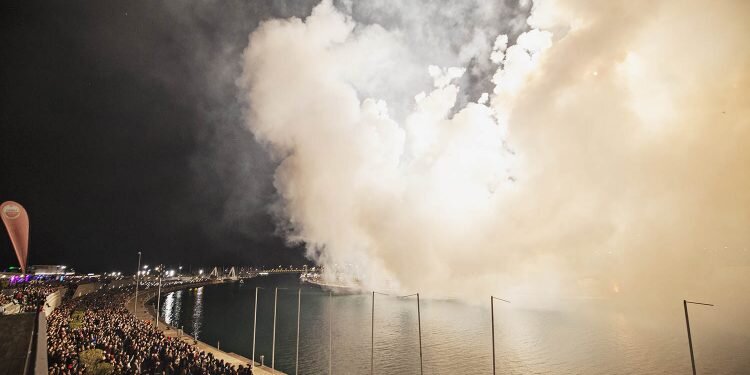 Amstel reconoce a todas las Fallas valencianas con un emocionante y atronador espectáculo pirotécnico