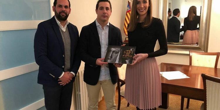 Los granaderos del Cabanyal nombran clavariesa de honor a la fallera mayor de valencia de 2017