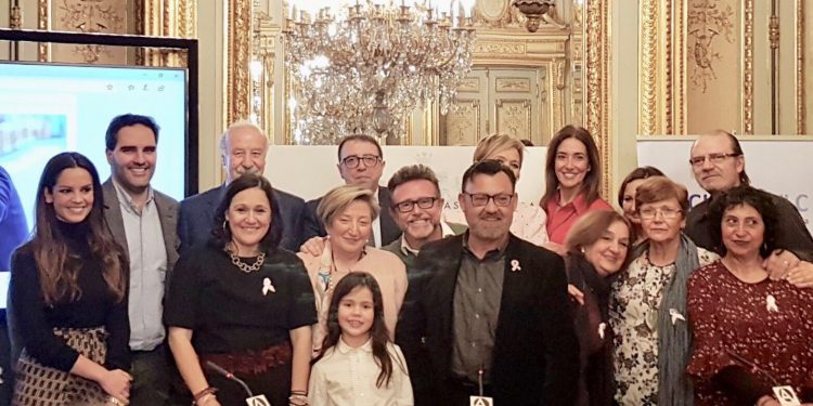 La Falla Palleter planta la Esperanza con su calendario solidario a favor de INCLIVA y la investigación