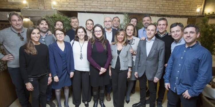 Mónica Otra comparte experiencias con el club Moddos