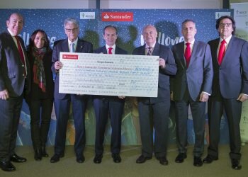 anco Santander entrega a AECC Valencia 130.000 euros recaudados con la venta “Millones de Estrellas”, disco solidario contra el cáncer infantil