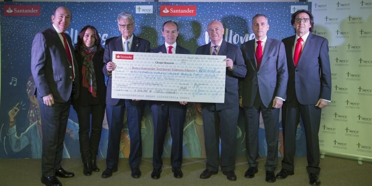 anco Santander entrega a AECC Valencia 130.000 euros recaudados con la venta “Millones de Estrellas”, disco solidario contra el cáncer infantil