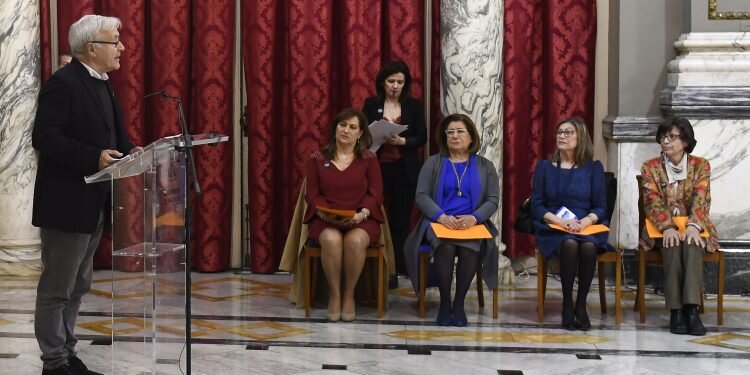 Las pioneras Tere-Mari Viguer, Victoria Liceres, Pilar Gimeno, y María José Tornero reciben el reconeixement a les dones de la festa