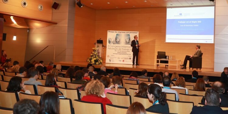 Los psicólogos alertan de que apenas se han producido avances en cuanto a riesgos psicosociales dentro de las empresas