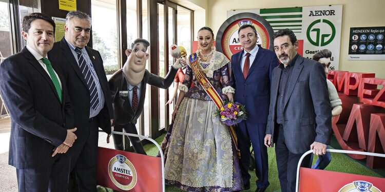 Junta Central Fallera visita las instalaciones de Amstel en Quart de Poblet