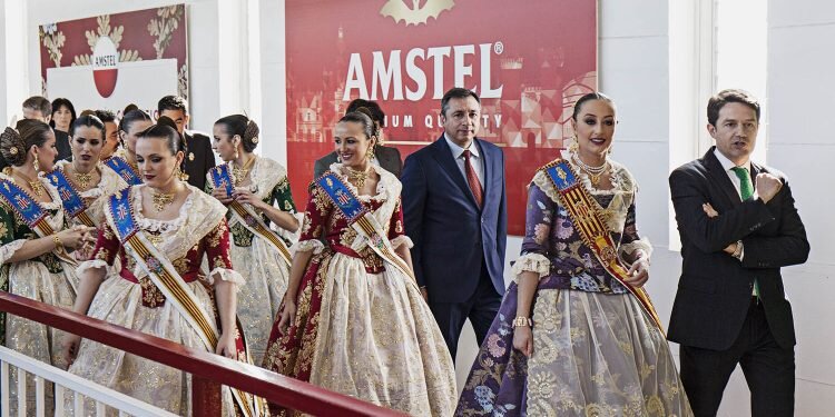 Junta Central Fallera visita las instalaciones de Amstel en Quart de Poblet