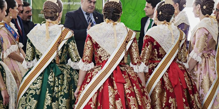 Junta Central Fallera visita las instalaciones de Amstel en Quart de Poblet