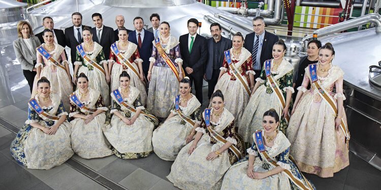 Junta Central Fallera visita las instalaciones de Amstel en Quart de Poblet