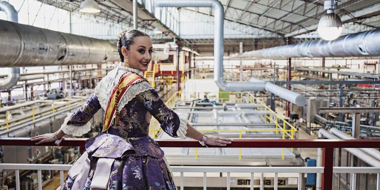 Junta Central Fallera visita las instalaciones de Amstel en Quart de Poblet