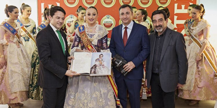 Junta Central Fallera visita las instalaciones de Amstel en Quart de Poblet