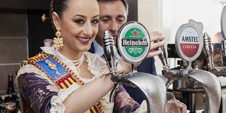 Junta Central Fallera visita las instalaciones de Amstel en Quart de Poblet