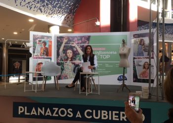 El C.C. el SALER se llena de moda con la influencer Rojo Valentino