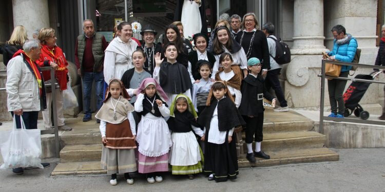 La imagen peregrina de Sant Vicent Ferrer recorre el Mercado Central