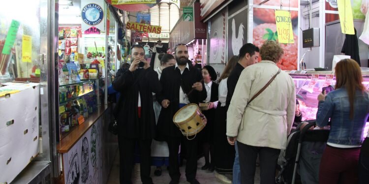 La imagen peregrina de Sant Vicent Ferrer recorre el Mercado Central
