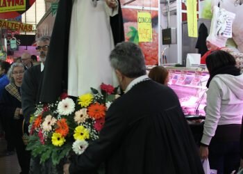 La imagen peregrina de Sant Vicent Ferrer recorre el Mercado Central