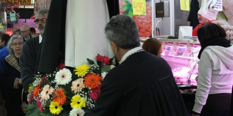 La imagen peregrina de Sant Vicent Ferrer recorre el Mercado Central