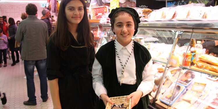 La imagen peregrina de Sant Vicent Ferrer recorre el Mercado Central