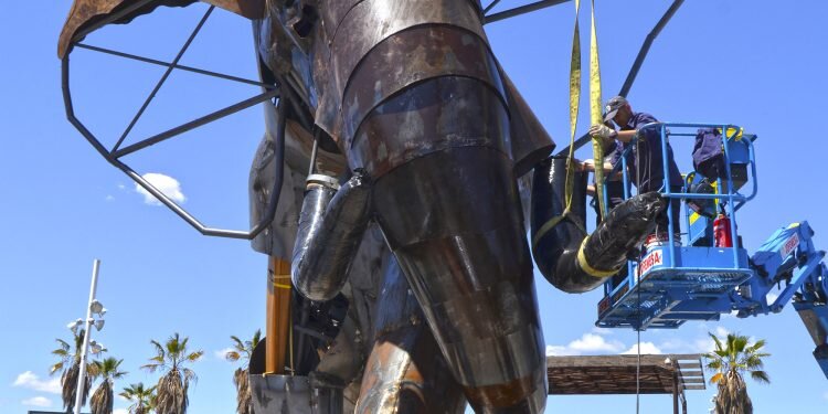 El majestuoso elefante de la plaza de BIOPARC Valencia se llamará Escipión y simboliza la unión del arte y la naturaleza