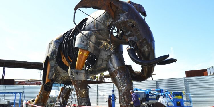 El majestuoso elefante de la plaza de BIOPARC Valencia se llamará Escipión y simboliza la unión del arte y la naturaleza