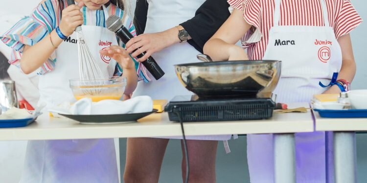 Los niños de alicante cocinan monas de pascua con Maria Querol, Maria Blanco y Mara