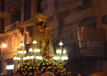 Procesión general por las calles del centro de Valencia en honor a la Virgen de los Desamparados