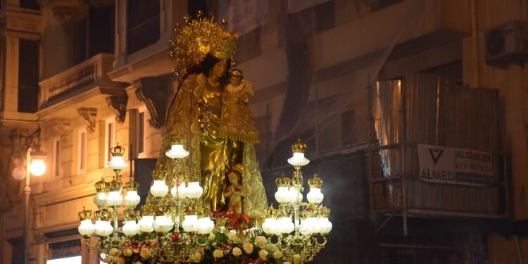 Procesión general por las calles del centro de Valencia en honor a la Virgen de los Desamparados