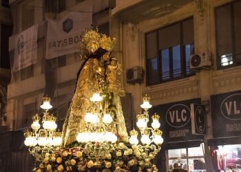 Procesión general por las calles del centro de Valencia en honor a la Virgen de los Desamparados