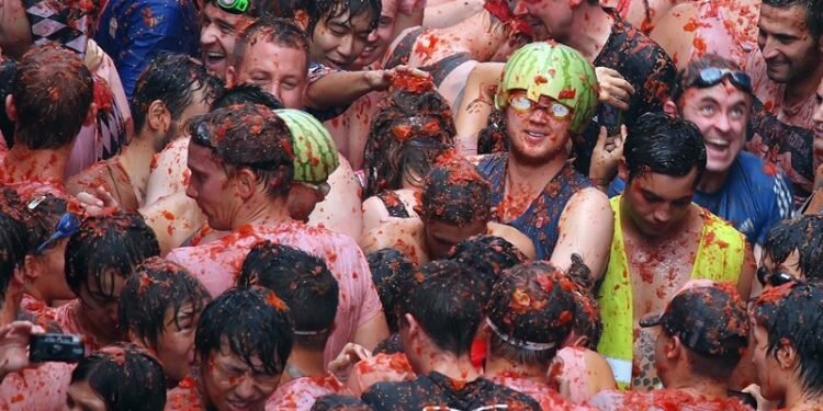 Buñol ofrecerá paquetes turísticos para la Tomatina con estancia y visitas que potencien el turismo local