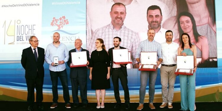 Una treintena de bodegas valencianas presentan sus novedades en la XIV Noche del Vino