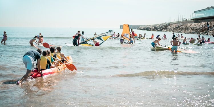 La Marina de València acerca la náutica a los niños y niñas desde sus escuelas de verano