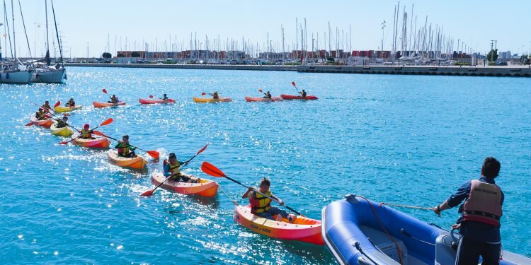 La Marina de València acerca la náutica a los niños y niñas desde sus escuelas de verano