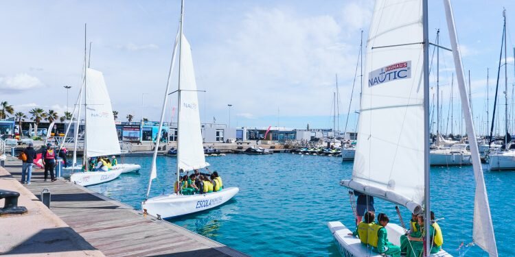 La Marina de València acerca la náutica a los niños y niñas desde sus escuelas de verano