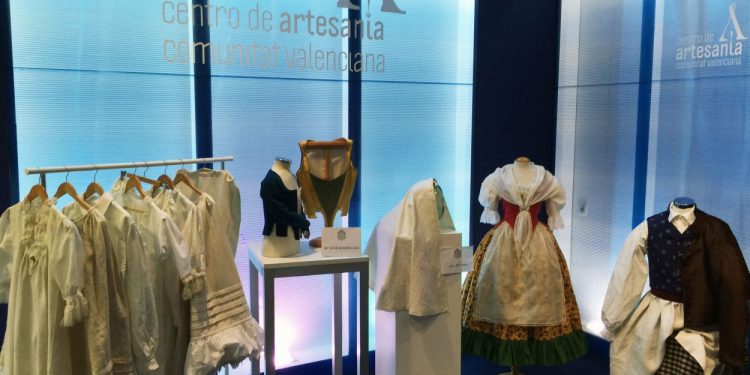 La Escuela de Formación del Gremio Artesano de Sastres y Modistas CV concluye sus cursos e inaugura exposición en el Centro de Artesanía CV