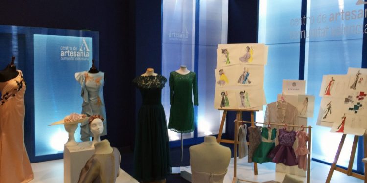 La Escuela de Formación del Gremio Artesano de Sastres y Modistas CV concluye sus cursos e inaugura exposición en el Centro de Artesanía CV