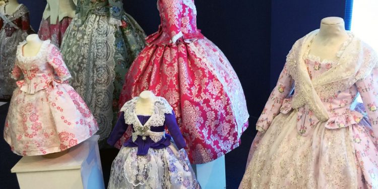 La Escuela de Formación del Gremio Artesano de Sastres y Modistas CV concluye sus cursos e inaugura exposición en el Centro de Artesanía CV