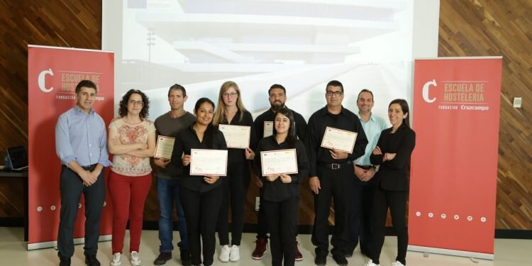 La Escuela de Hostelería Fundación Cruzcampo de Valencia ha graduado a los alumnos de la segunda promoción en el emblemático edificio Veles e Vents