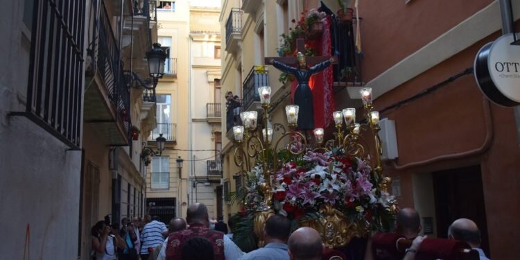 Procesión de la imagen del Cristo de Sant Bult, del siglo XIII, en Valencia