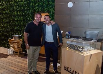 El Sky bar de Meraki Beach se inaugura con una fiesta benéfica a favor de hogares compartidos