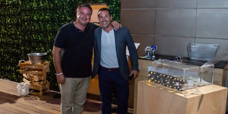 El Sky bar de Meraki Beach se inaugura con una fiesta benéfica a favor de hogares compartidos