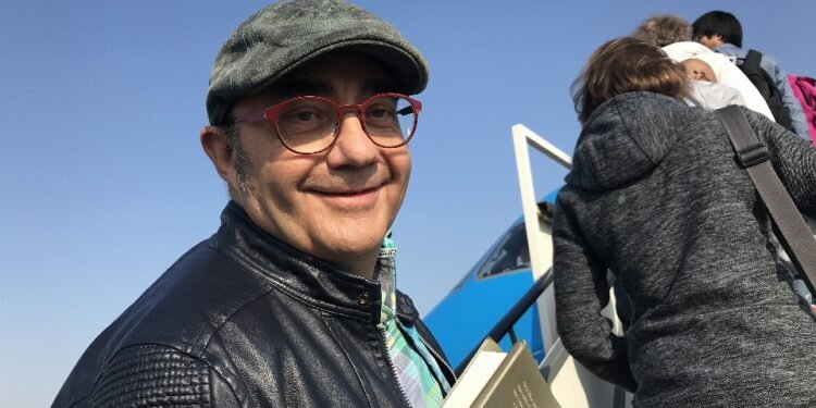 Oficio de lance De cómo llegué a comer, incluso bien, del periodismo Un libro de Emili Piera